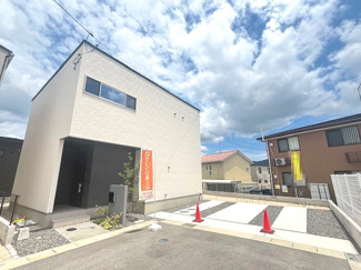 【外観】 | 東広島市西条町御薗宇　NO10【57坪】 | スタイリッシュで落ち着いたモノトーン調のモダンな外観。並列で2台分の駐車スペースを確保しており、毎日の車の出し入れや、来客時の対応にもゆとりをもって対応できます。