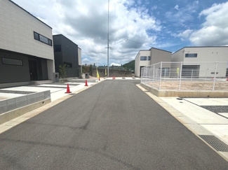 【前面道路含む現地写真】 | 東広島市西条町御薗宇　NO10【57坪】 | すっきりと整備された分譲地内の開発道路。通り抜けができない設計のため、関係者以外の車の進入が少なく、小さなお子様がいるご家庭も落ち着いて暮らせる環境が整っています。