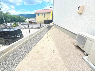 【庭】 | 東広島市西条町御薗宇　NO10【57坪】 | 建物の側面および背面にあたる敷地外周部分。砂利が綺麗に敷き詰められており、雑草対策になるだけでなく、歩くと音がするため防犯面での効果も期待できる仕様となっています。