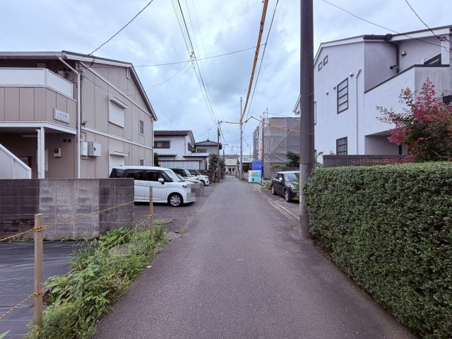 【前面道路含む現地写真】 | 調布市調布ケ丘２丁目　売地 | 落ち着いた住宅街の一角、ゆったり過ごせる住環境です