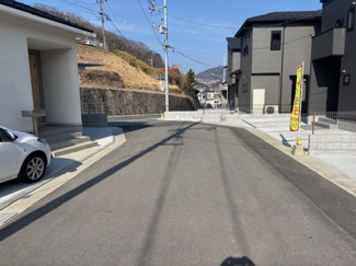 【前面道路含む現地写真】 | 安芸区中野6丁目（中野東駅）【外構込み価格♪】NO5　 | 前面道路6ｍで駐車もラクラク♪