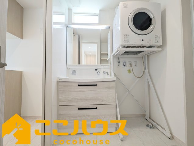 ガーデンアレイ沖縄市大里II期　中古戸建て　2号棟の独立洗面台|独立洗面台は収納豊富な三面鏡