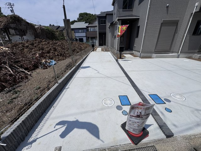 柏市酒井根６丁目新築戸建【酒井根西小学校：10分】の駐車場|B号棟駐車スペース・縦列2台駐車可