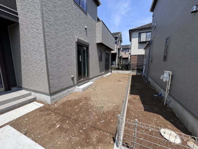 柏市酒井根６丁目新築戸建【酒井根西小学校：10分】の庭|リビング前庭スペース・日当たり良好♪