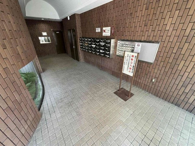 朝日プラザ雲雀ヶ丘のエントランス