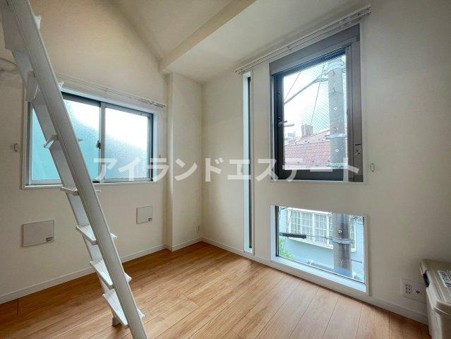 ヒューゲルハイム三軒茶屋　駅近　築浅　角部屋の居間・リビング
