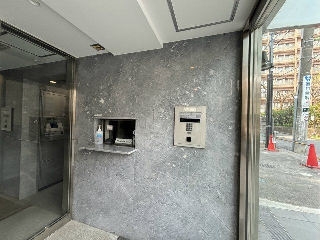 ユニーブル世田谷明大前のエントランス