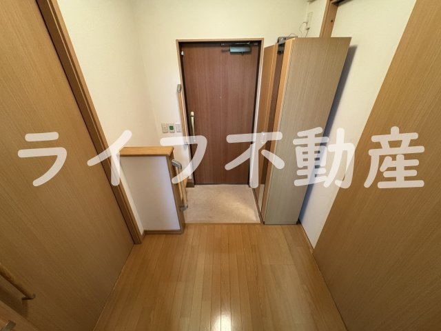 ガーデンサイドゆうゆうの玄関|収納もある玄関です