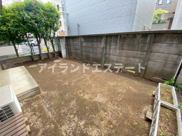 ヴィク駒沢　駅近　専用庭　角部屋の庭