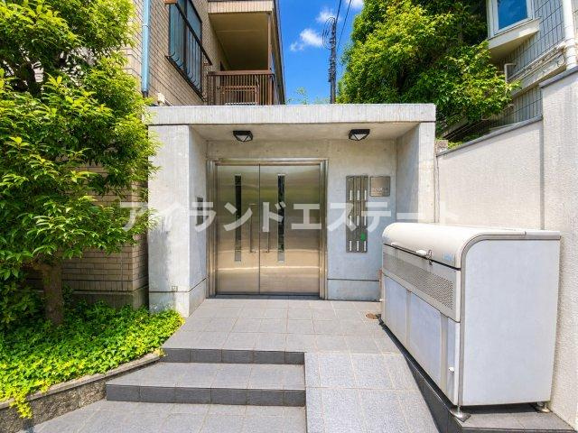 ヴィク駒沢　駅近　専用庭　角部屋のエントランス
