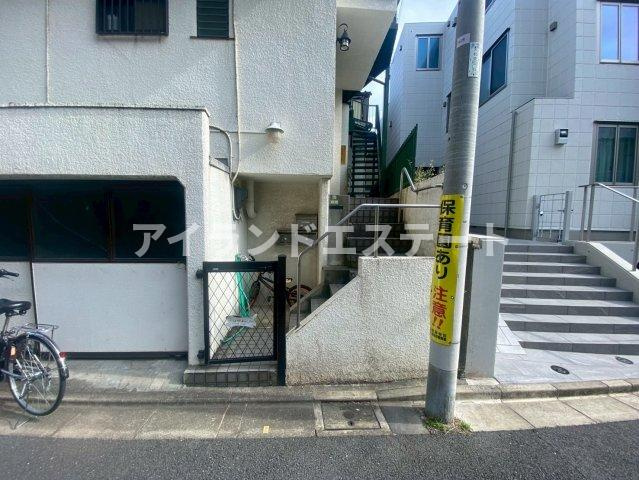 深津方　3方角住戸　通風良好　陽当たり良好のエントランス