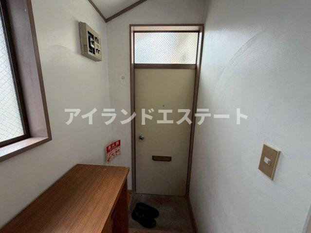 深津方　3方角住戸　通風良好　陽当たり良好の玄関