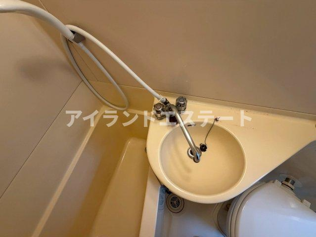 深津方　3方角住戸　通風良好　陽当たり良好の洗面所