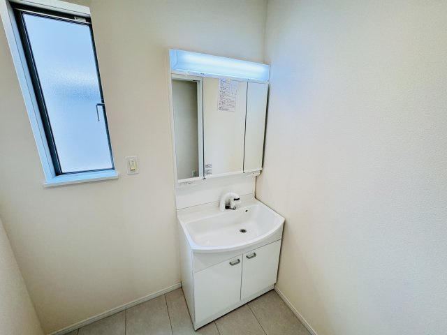 柏市酒井根６丁目新築戸建【酒井根西小学校：10分】の独立洗面台|シャワーヘッド付き三面鏡洗面化粧台
