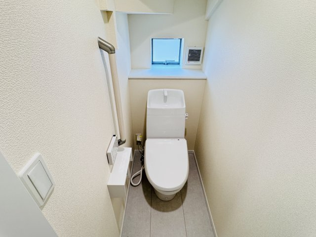 柏市酒井根６丁目新築戸建【酒井根西小学校：10分】のトイレ|温水洗浄暖房便座つきトイレ