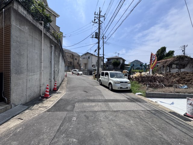 柏市酒井根６丁目新築戸建【酒井根西小学校：10分】の前面道路含む現地写真|南側前面道路・幅員約6ｍ
