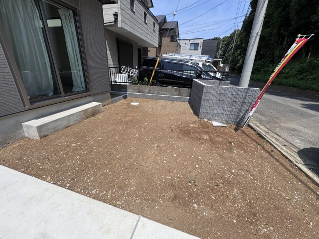 柏市酒井根６丁目新築戸建【酒井根西小学校：10分】の庭|リビング前庭スペース