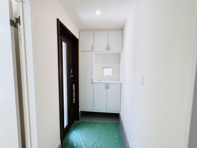 柏市酒井根６丁目新築戸建【酒井根西小学校：10分】の玄関|玄関ホール・容量たっぷりシューズボックス