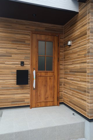 《仲介手数料無料》西区大字西遊馬1380-12新築一戸建て‎KEIAI TERRACEの玄関