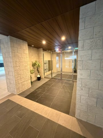 名古屋市東区主税町２丁目の賃貸マンションのエントランス