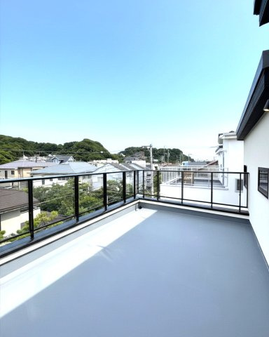 Kamakura Culture Living. 歴史と海を、日常にする家。のバルコニー