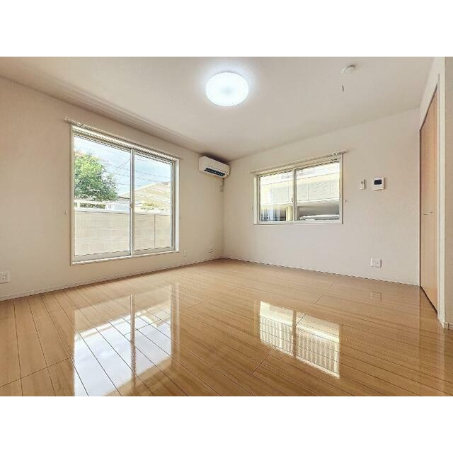 平塚市立野町のアパートの居間・リビング