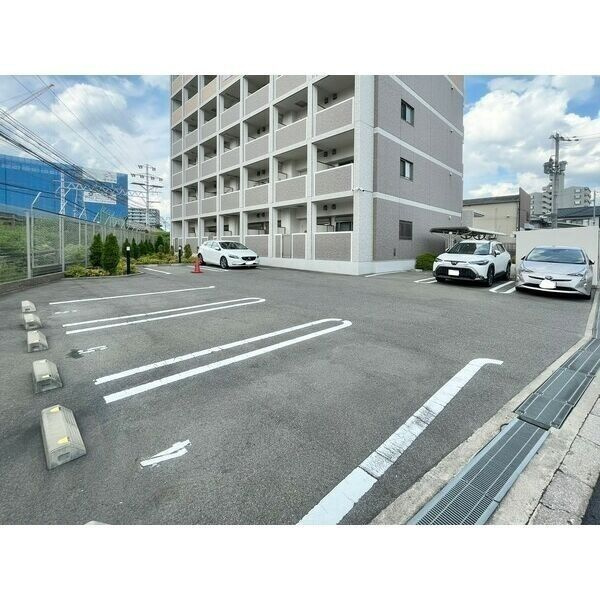 ルミナス上新庄の駐車場