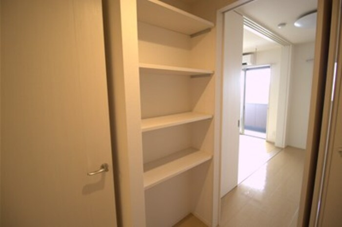 流山市大字東深井の賃貸マンションの収納|ウォークスルークローゼット