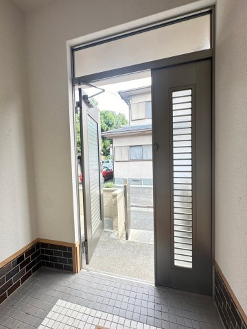 田村貸家の玄関