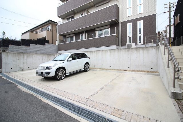 ローズクレール王子公園の駐車場