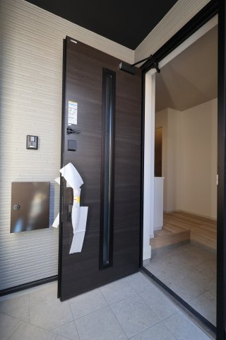 《仲介手数料無料》大宮区北袋町２丁目241-3新築一戸建て‎リガーレの玄関