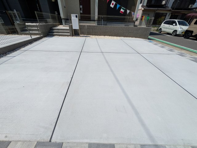 ブルーミングガーデン半田市花田町1丁目2期　2号棟の駐車場|駐車場には並列で3台分の駐車スペースがあります！家族の車を効率よく停められるだけでなく、スペースが余っていれば来客時にも便利です♪