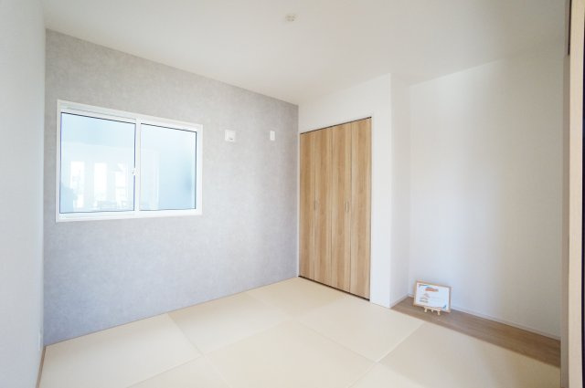 ブルーミングガーデン半田市花田町1丁目2期　2号棟の和室|リビング横の和室。