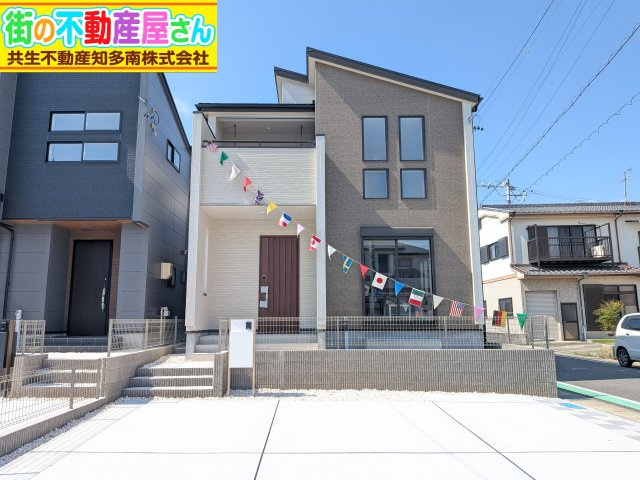 ブルーミングガーデン半田市花田町1丁目2期　2号棟の外観|最終1棟！吹抜けから降り注ぐ気持ちの良い陽光が一番の魅力。開放感・明るさ・オシャレ感が抜群で、楽しい家族団らんの様子が思い浮かぶような素敵なリビングです！室内ぜひご覧ください♪