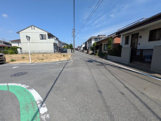 ブルーミングガーデン半田市花田町1丁目2期　2号棟の前面道路含む現地写真|●○前面道路○●