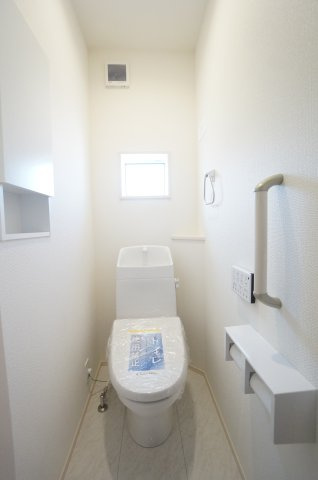 ブルーミングガーデン半田市花田町1丁目2期　2号棟のトイレ|水機能付き温水洗浄便座です！！