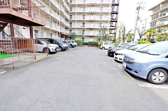 ネオハイツ城東の駐車場