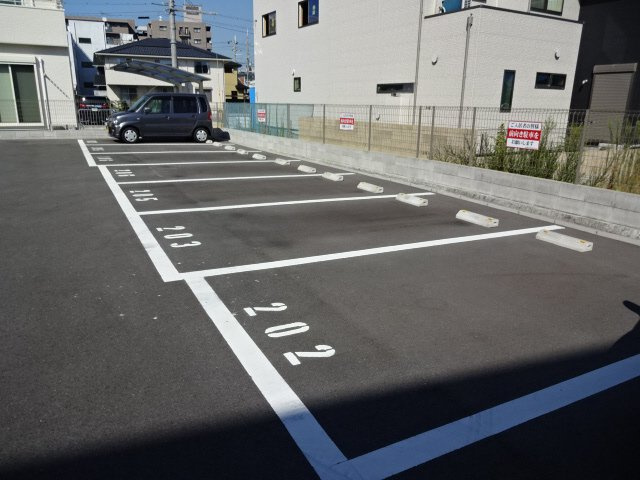 シャーメゾン粟津の駐車場