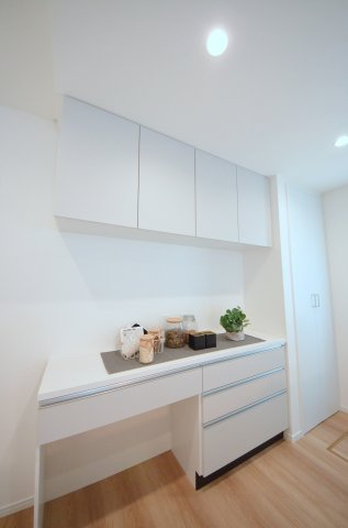 伴中央二丁目の収納|キッチン本体と同じデザイン・カラーで統一されたカップボードを標準装備。家具を買い足す必要がなく、モデルルームのような洗練された空間が最初から手に入ります。