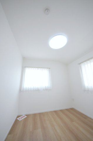 伴中央二丁目の洋室|各居室に機能的なクローゼットを完備。タンスなどの大型家具を買い足す必要がないため、お部屋の面積を最大限に活かせます。