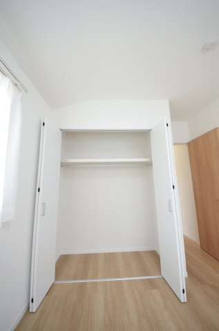 伴中央二丁目の収納|各居室に機能的なクローゼットを完備。タンスなどの大型家具を買い足す必要がないため、お部屋の面積を最大限に活かせます。