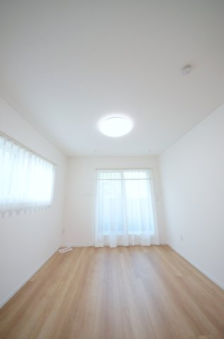 伴中央二丁目の洋室|各居室に機能的なクローゼットを完備。タンスなどの大型家具を買い足す必要がないため、お部屋の面積を最大限に活かせます。