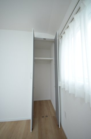 伴中央二丁目の収納|各居室に機能的なクローゼットを完備。タンスなどの大型家具を買い足す必要がないため、お部屋の面積を最大限に活かせます。