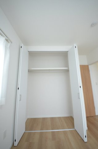 伴中央二丁目の収納|各居室に機能的なクローゼットを完備。タンスなどの大型家具を買い足す必要がないため、お部屋の面積を最大限に活かせます。