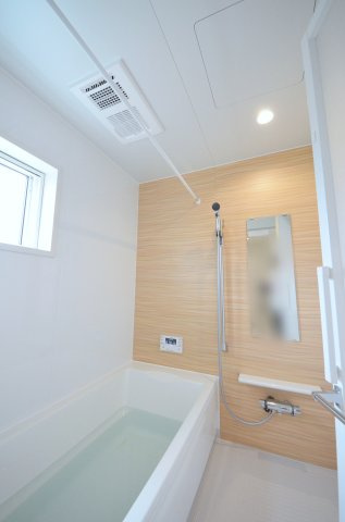 伴中央二丁目の浴室|人気の換気乾燥暖房機付き。１坪タイプの大きなバスルームなので足を伸ばしてゆっくり湯船につかることができます