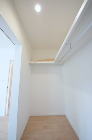 伴中央二丁目の収納|各居室に機能的なクローゼットを完備。タンスなどの大型家具を買い足す必要がないため、お部屋の面積を最大限に活かせます。