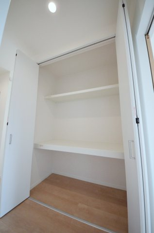 伴中央二丁目の収納|各居室に機能的なクローゼットを完備。タンスなどの大型家具を買い足す必要がないため、お部屋の面積を最大限に活かせます。