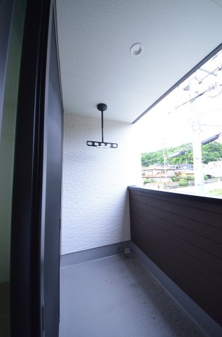 伴中央二丁目のバルコニー|屋根に守られたバルコニー。お出かけ中の急な雨でも洗濯物が濡れにくく安心です。