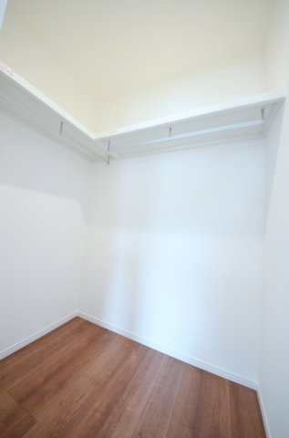 伴中央二丁目の収納|各居室に機能的なクローゼットを完備。タンスなどの大型家具を買い足す必要がないため、お部屋の面積を最大限に活かせます。