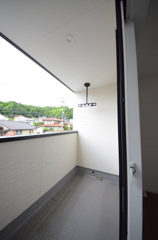伴中央二丁目のバルコニー|屋根に守られたバルコニー。お出かけ中の急な雨でも洗濯物が濡れにくく安心です。